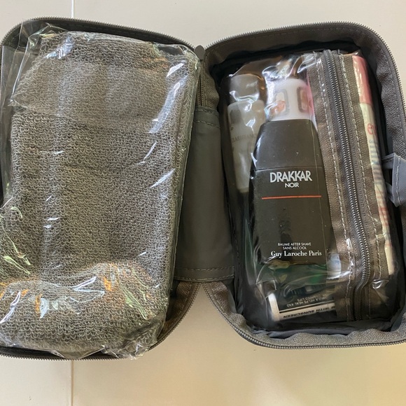 USAir Deluxe first class airline toiletry kit vintage w original unused content - Picture 4 of 8